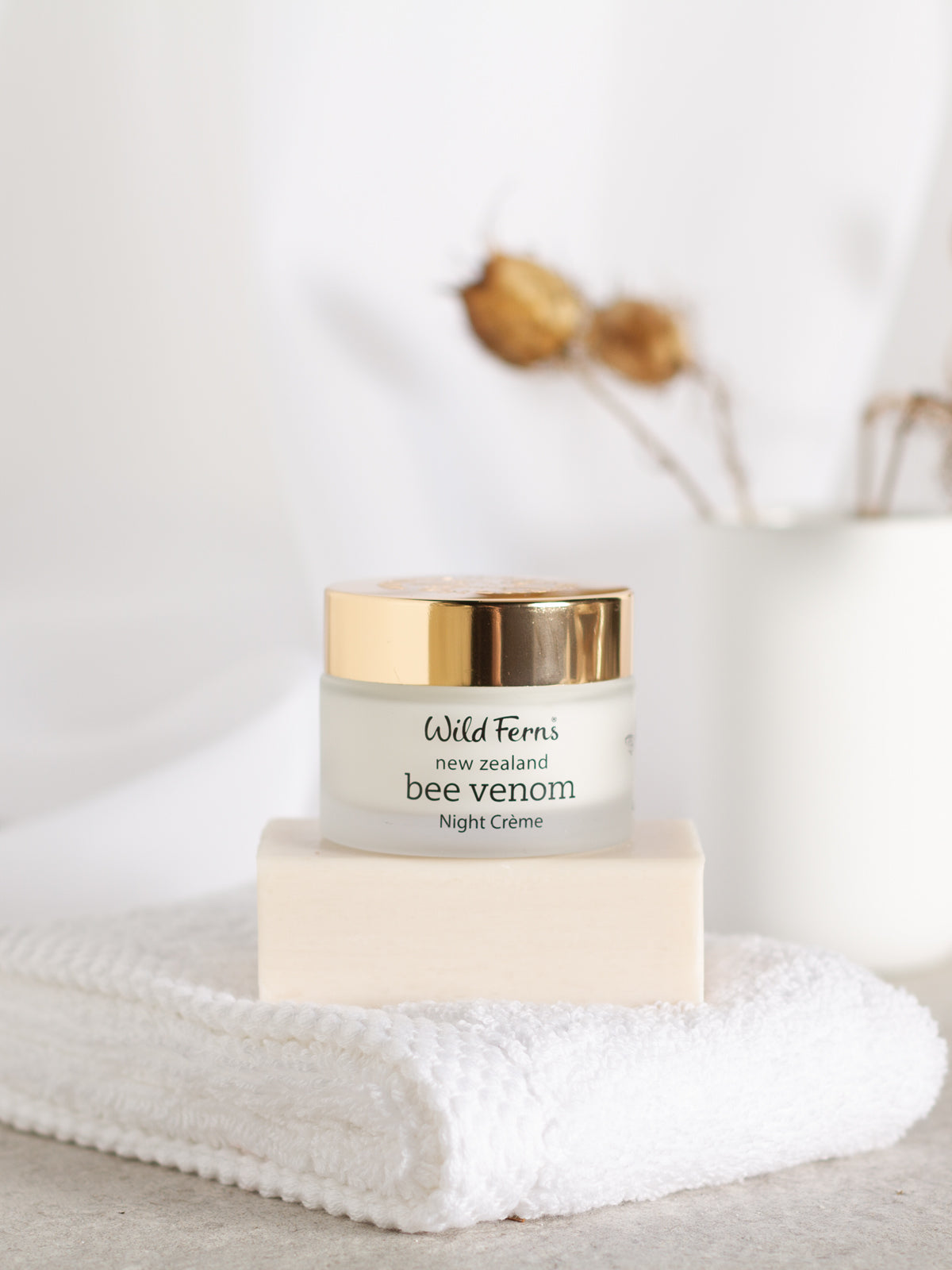 Wild Ferns Bee Venom Night Crème, 47g Lifestyle 2